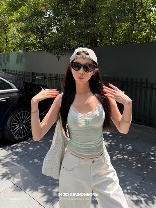 ชุดลําลองสาวร้อนสไตล์เกาหลีหญิงฤดูร้อนลูกไม้สลิงปุ่มเสื้อกั๊กคอยูชุดสองชิ้น