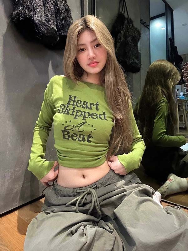 เสื้อยืดแขนยาวสีเขียวสำหรับผู้หญิง ลายพิมพ์ไหล่เดียว เหมาะสมทั้งฤดูใบไม้ผลิและฤดูใบไม้ร่วง