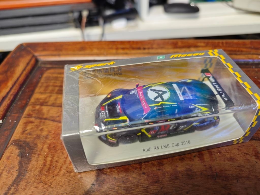 SPARK รุ่น 1/43 2016R8 ถ้วย AUDI R8 LMS 6 #