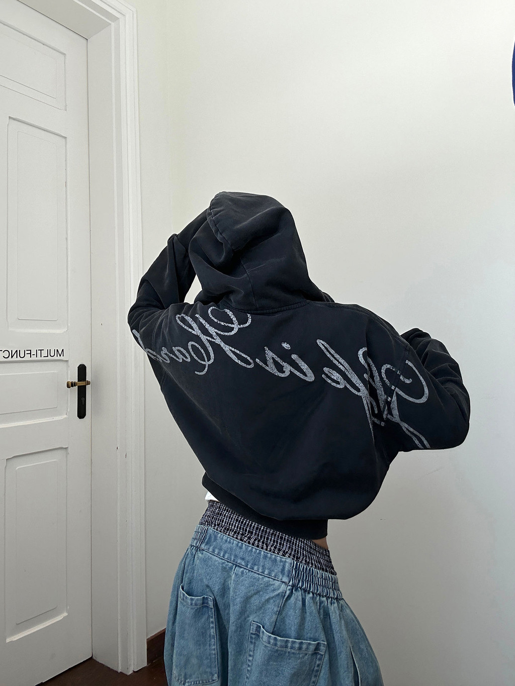 เสื้อยืดสีดำผู้หญิง ลายย้อนยุคสำหรับฤดูใบไม้ร่วง ในสไตล์คาร์ดิแกนสั้น