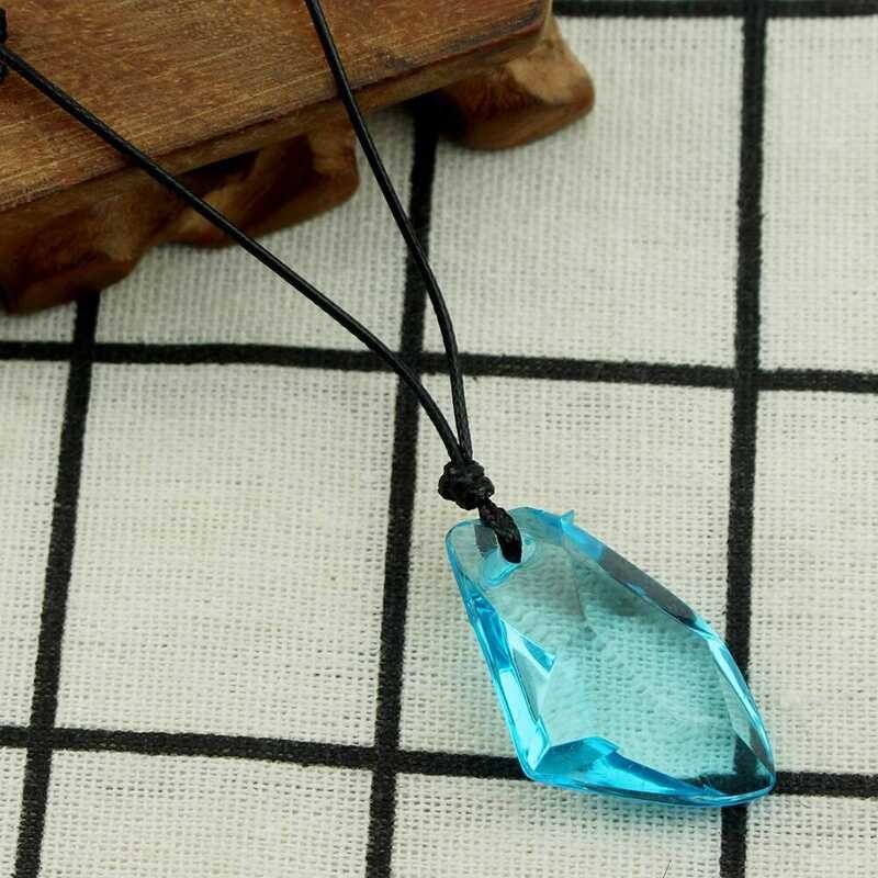 สร้อยคอหินสีฟ้า มูนสโตน จากซีรีย์ H2O และ Mako Mermaid พร้อมให้น้ำแล้วเสริมความสวยงาม