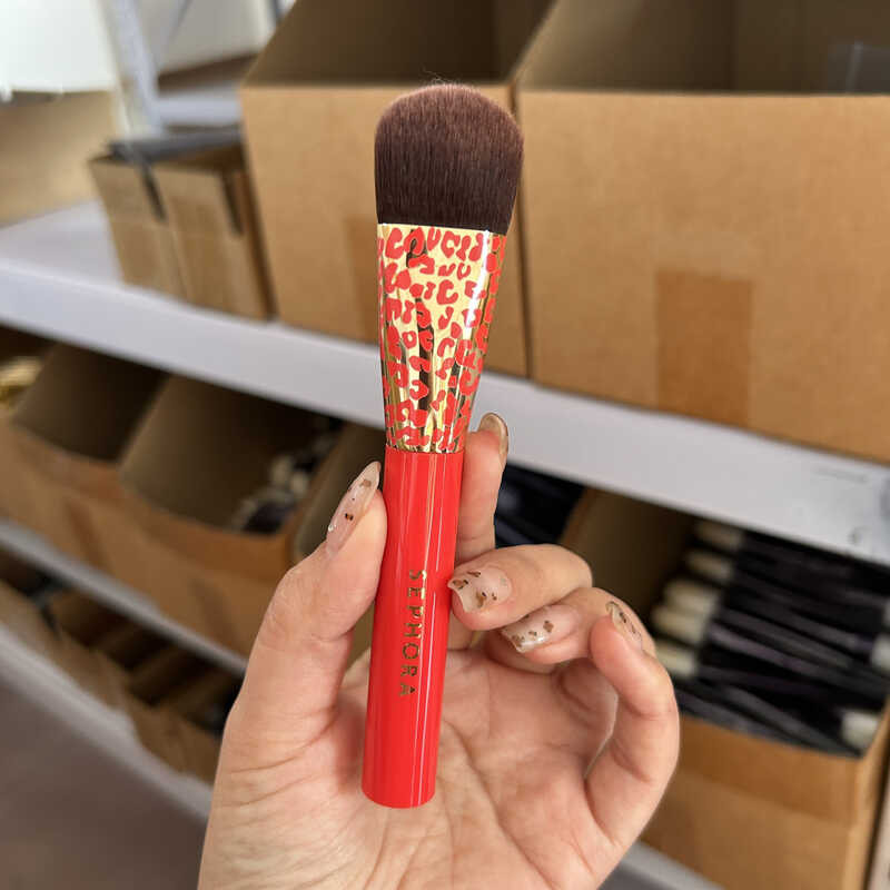 Sephora/Sephora Red Limited Edition Slope Foundation Brush แปรงปัดแก้ม แปรงรองพื้น มัลติฟังก์ชั่น