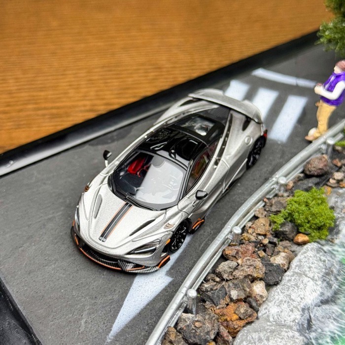 CM รุ่น 1: 64 Mclaren Mclaren 765LT สีเทาจําลองรถเครื่องประดับ