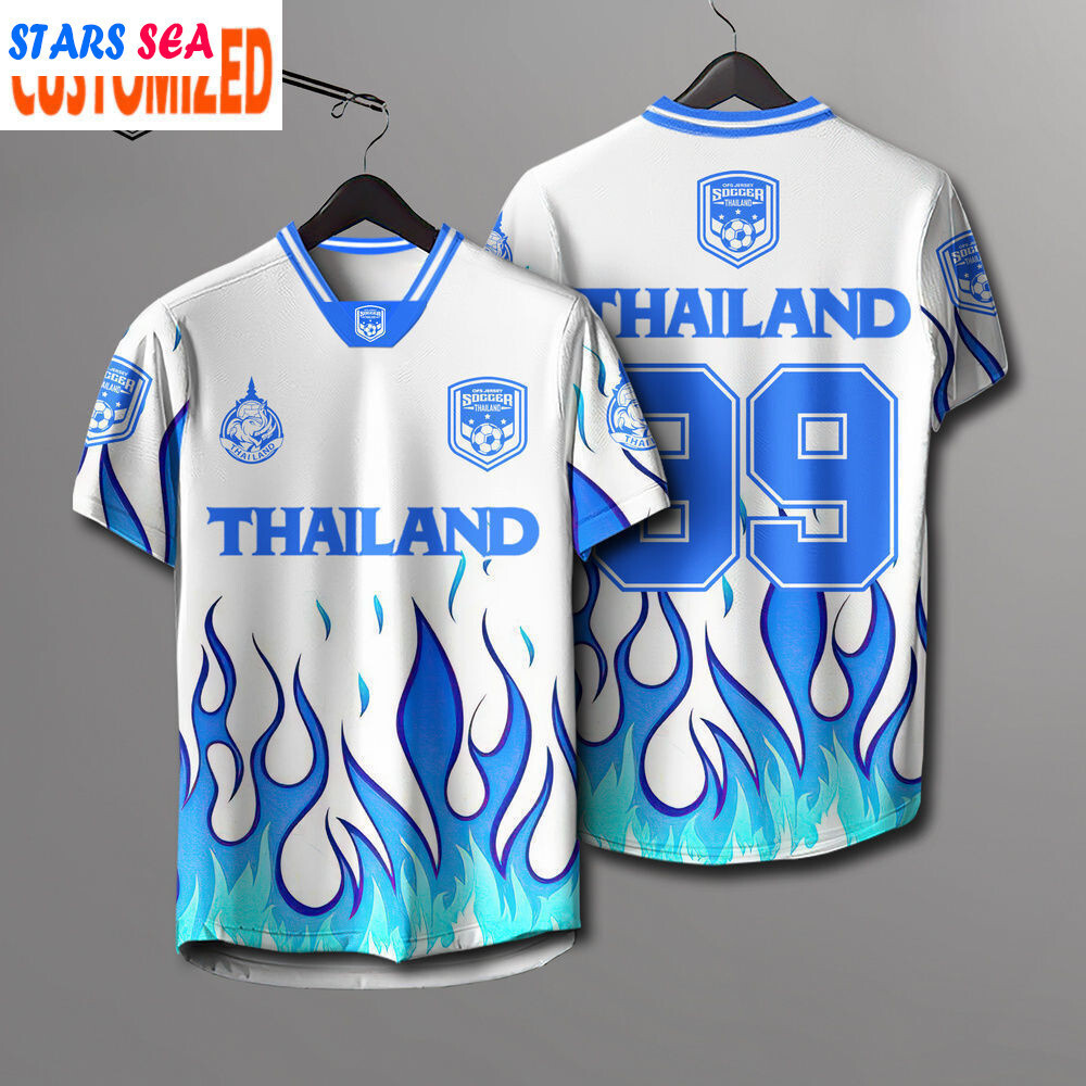 เสื้อฟุตบอลทีมชาติไทยฤดูร้อน ปี 2026 ออกแบบลายเปลวไฟ พิมพ์บนเนื้อผ้าระบายอากาศดี สำหรับการวิ่งและสวมใส่ทั้งเพศชายและ 여성