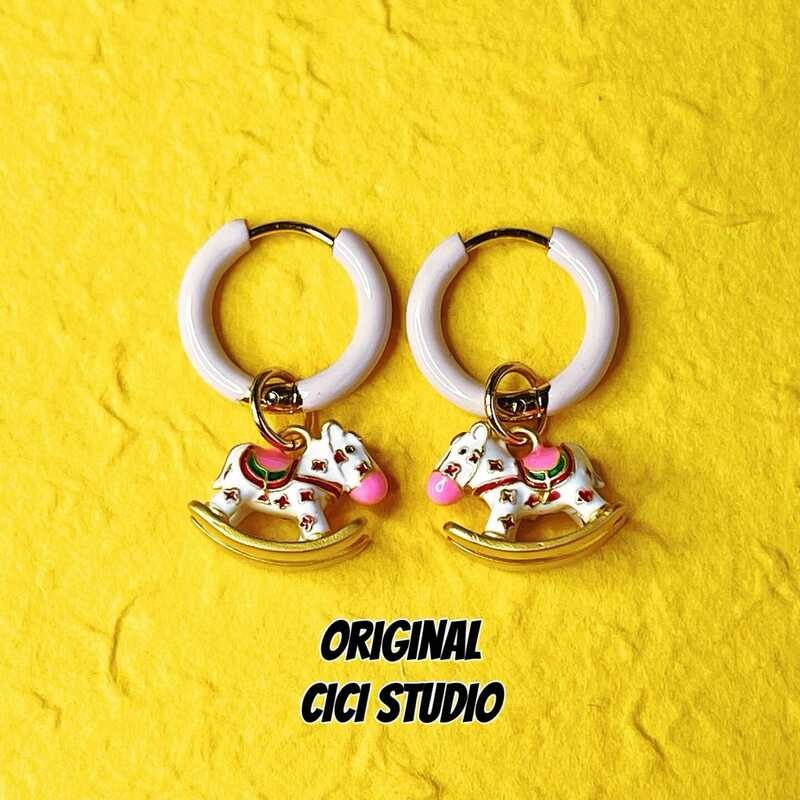 ต่างหูออกแบบเฉพาะของ CICI STUDIO สไตล์ม้าเต่าTrojan Horse พร้อมการเคลือบสีสันสดใส