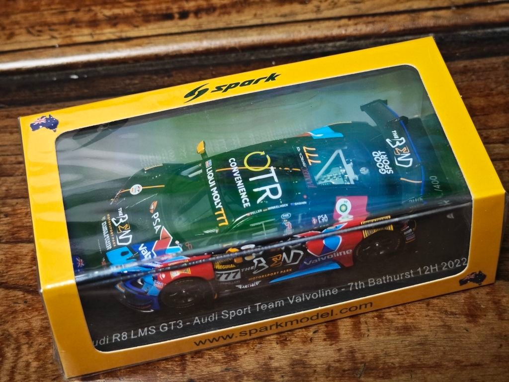 SPARK รุ่น 1/43 2022 Buster AUDI R8 LMS GT3 777 #