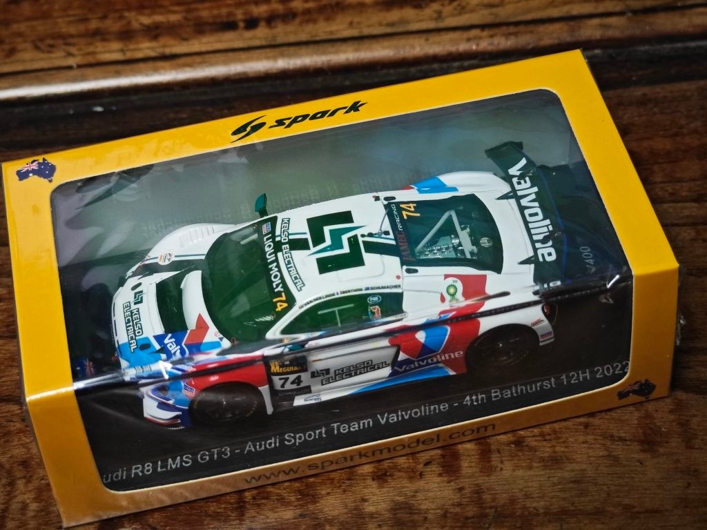 SPARK รุ่น 1/43 2022 Buster AUDI R8 LMS GT3 74 #
