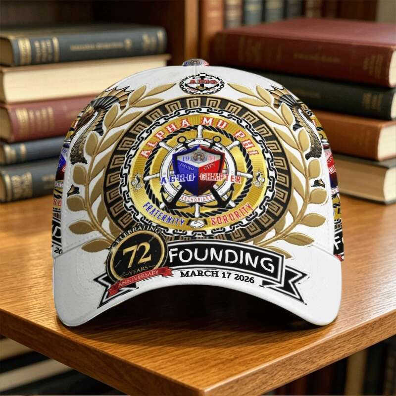 Alpha Mu Phi 72nd Founding Anniversary Cap - พิมพ์เต็มสีขาวพร้อมพวงหรีดลอเรลทอง & "March 17 2026" วั