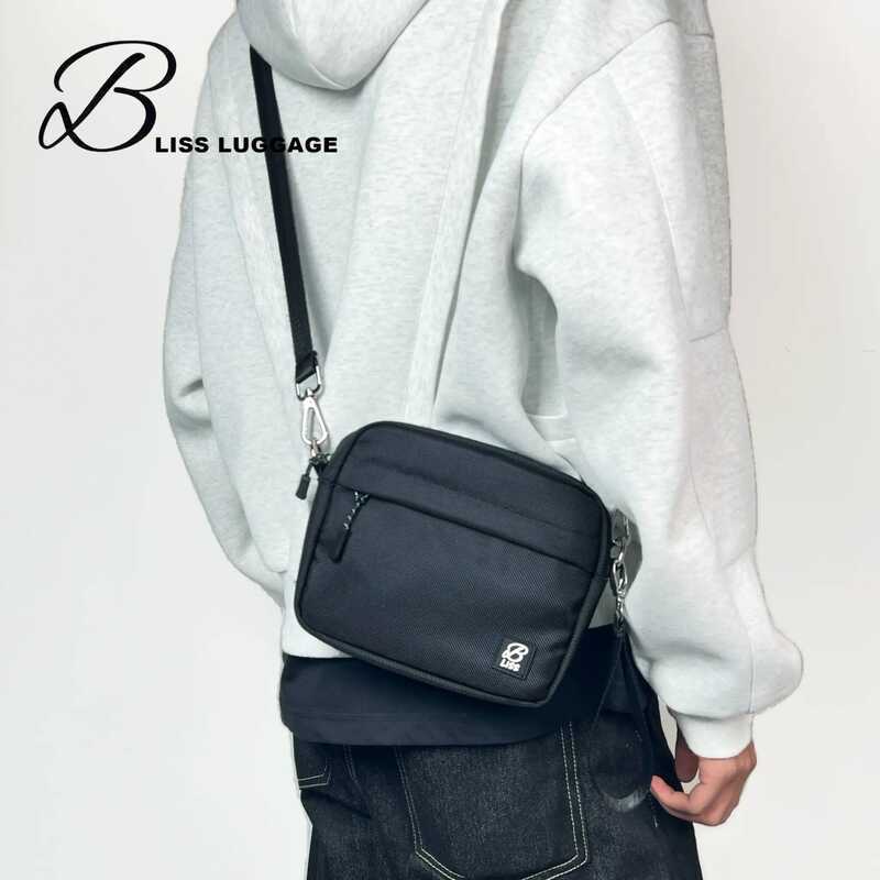 BLISS LUGGAGE กระเป๋าสะพายข้างกันน้ำไนลอน Unisex รองรับแท็บเล็ต ขนาดกลาง ดีไซน์อินเทรนด์ สะดวกส