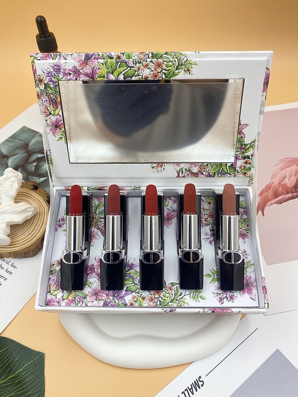 ส่วนลดใน Straw Time One to One/65 Dior Flower Blue Gold Lipstick Sample Five- Piece Set ประกอบด้วย: 