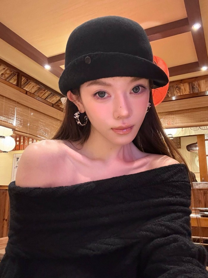 Zhang Jingyi สไตล์เดียวกันสีดําพร้อมหมวกพลิกผู้หญิงฤดูใบไม้ร่วงฤดูหนาวที่อบอุ่นหมวกถัง