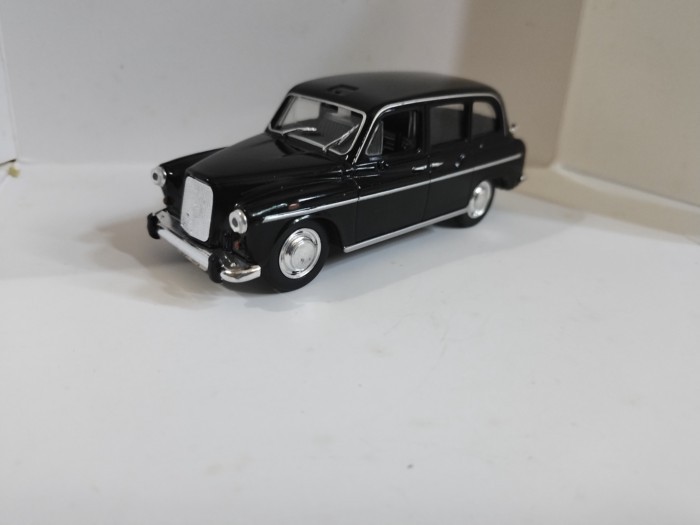 คลังสินค้าพร้อมโรงงานเดิม 1/43 รุ่นรถ Austin Austin Austin มีตําหนิ