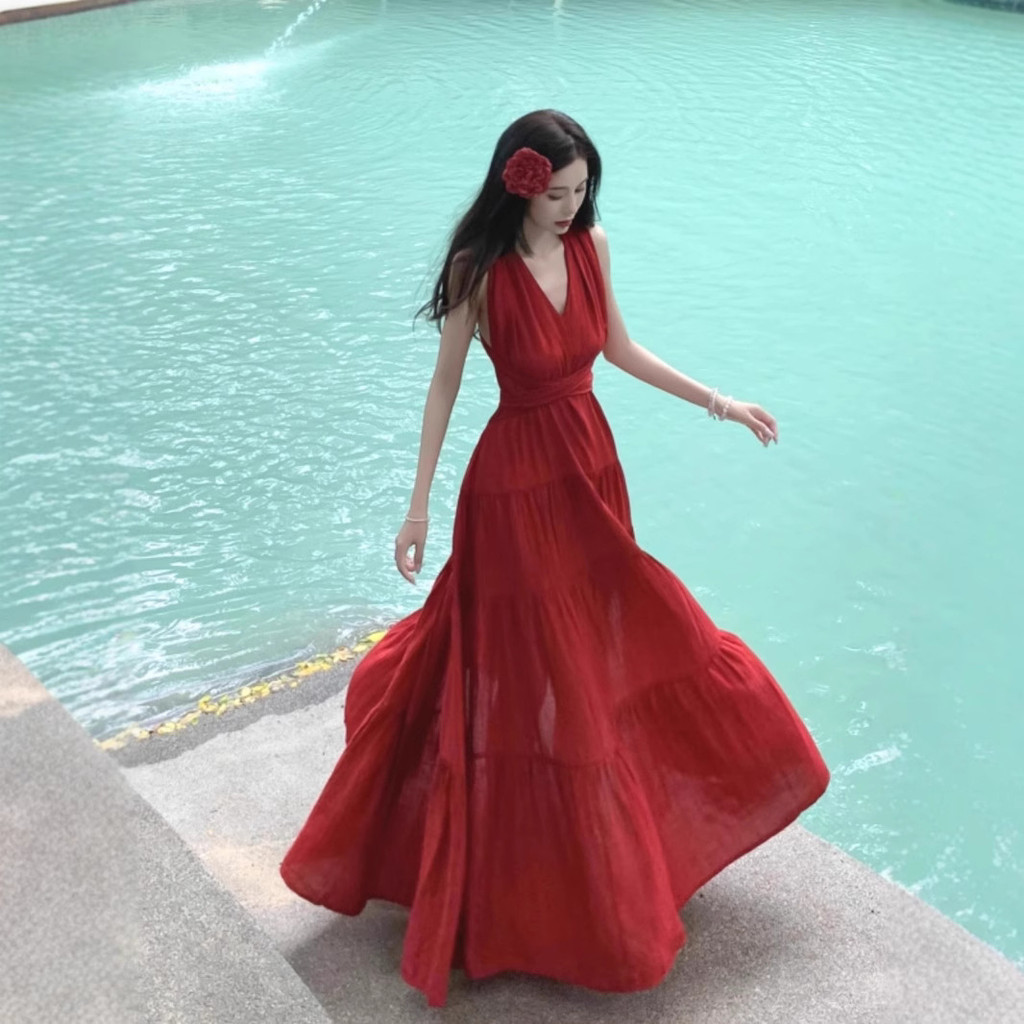 ชุดเดรสสายคล้องบ่าสีแดง ดีไซน์ผูกเชือก กระโปรงยาว สวยงาม
