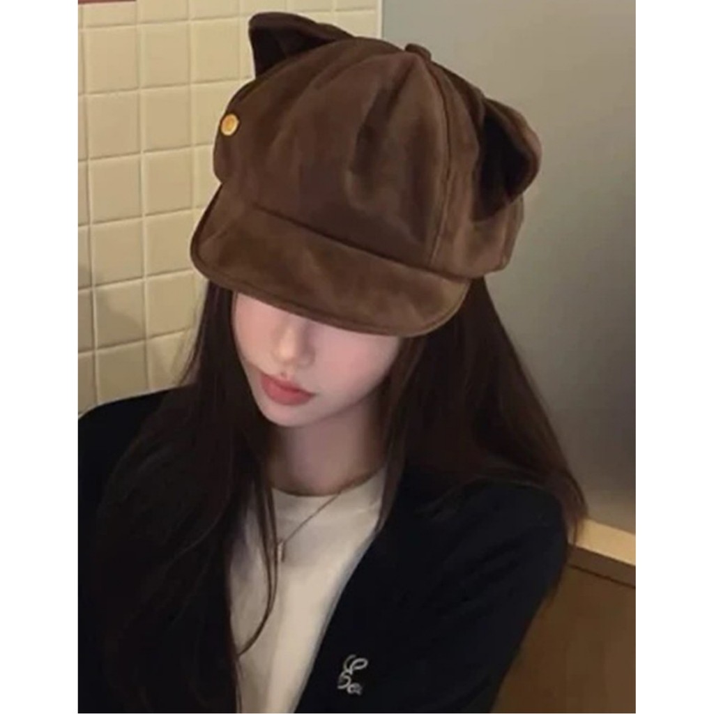 หมวกแปดเหลี่ยมทรง retro หนังนิ่ม มีป้ายโลหะ ออกแบบมาให้สวมใส่ง่ายในฤดูกาลใบไม้ร่วงและหนาว พร้อมขอบหมวกที่นุ่มนวลและสามารถแมッチได้หลากหลาย