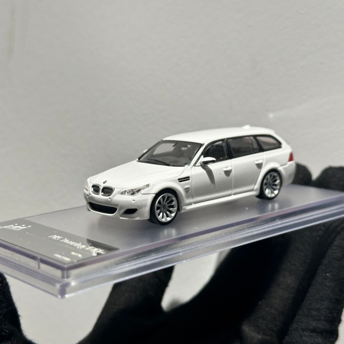 KING MODEL 1: 64 BMW M5 E61 Travel White Alloy Closed Car MODEL