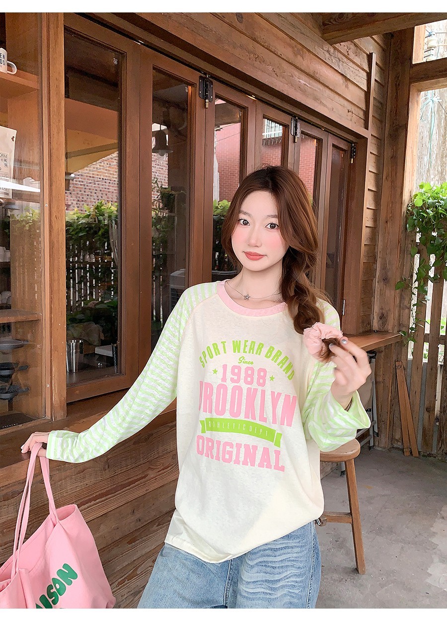 พิมพ์ตัวอักษรความคมชัดสีลายรอบคอหลวมแขนยาวเสื้อยืด 103320