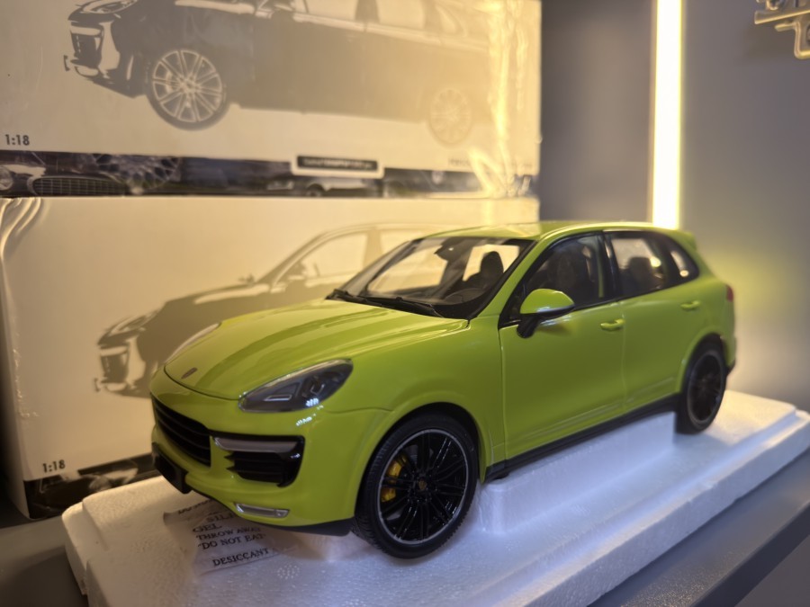 Mini Cut Porsche Cayenne 1 18 Car Model 2015 turbo s Green Ready Stock