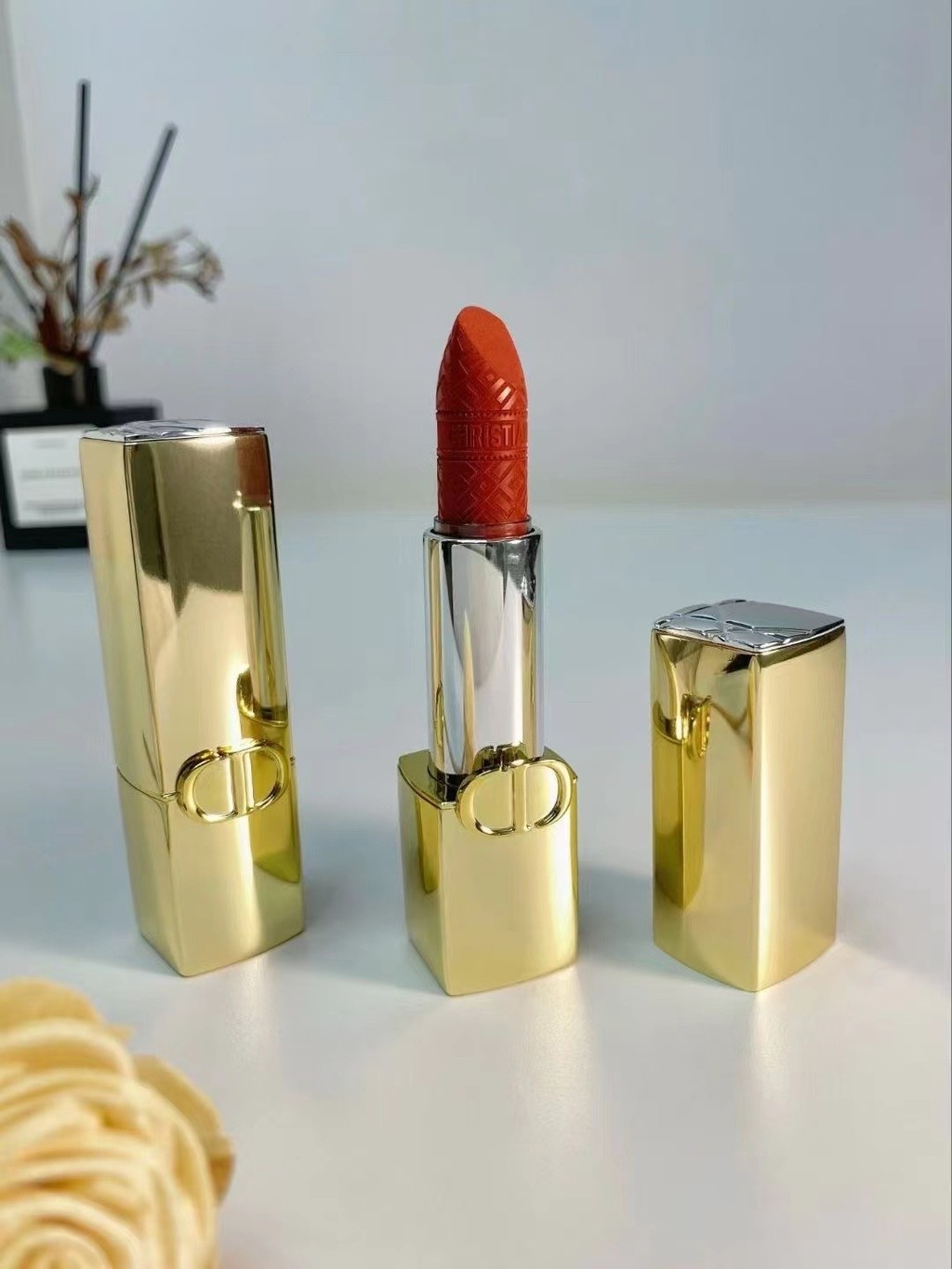 แฟชั่นขายตรงแฟชั่น/35มมาตรฐานจีน✔Golden Tube Lipstick 3.5g สีเบอร์ 100 #, 188 #, 217 #, 720 #, 772 #