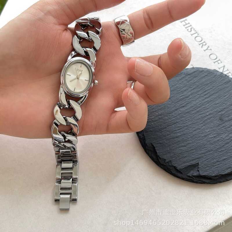 IEKE Cool Style Temperament Chain Niche ins Style Oval Watch การออกแบบยุคกลางของผู้หญิง