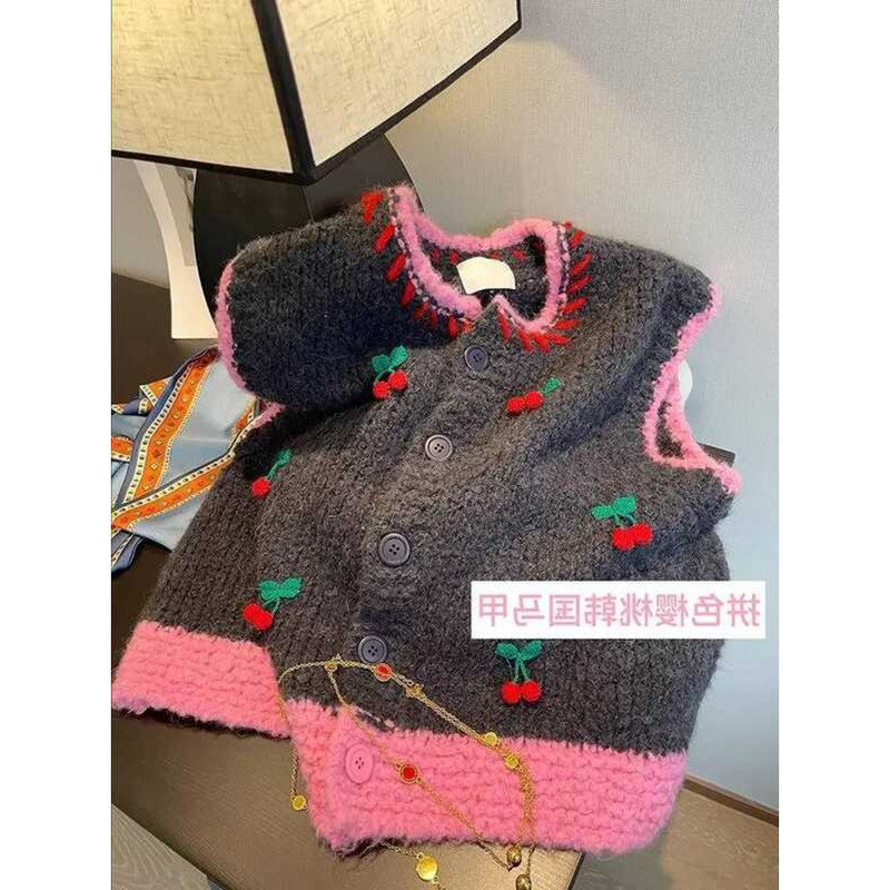 ▥ แฟชั่นvintage Cherry Patchwork Cardigans O-คอเดี่ยว เสื้อกันหนาวy2kแขนกุดถักเสื้