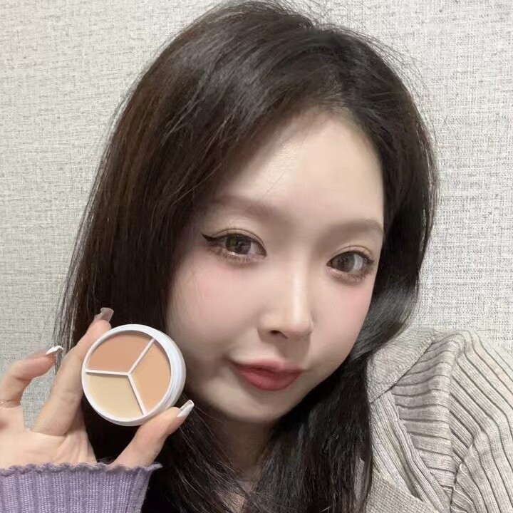จานสีคอนซีลเลอร์ TFI สามสีครอบคลุมจุดบนใบหน้าความหมองคล้ํารอยสิวน้ํายาล้างเครื่องสําอางที่ไม่ใช่เค้ก