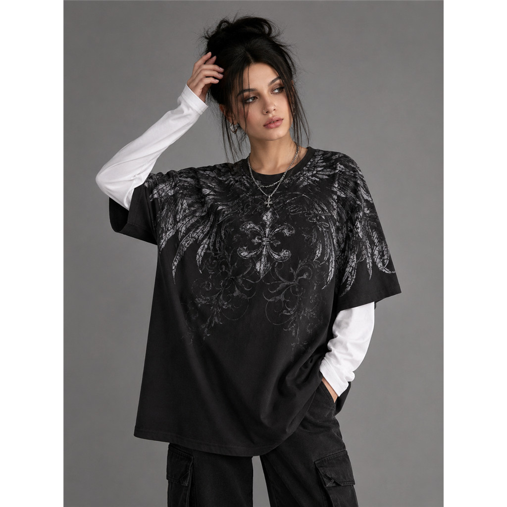 ROMWE MEN Goth เสื้อยืดแขนยาวสีบล็อกผู้ชายพิมพ์ลาย Fleur-de-lis และ Wing