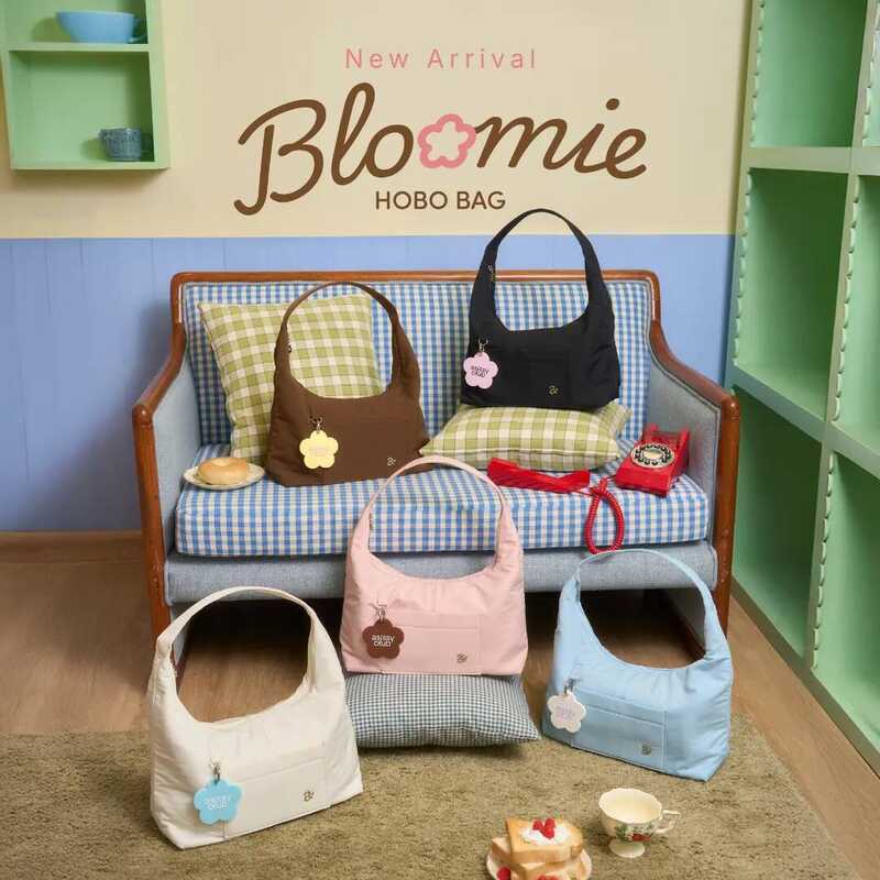 4B8 กระเป๋าผ้ากันน้ำ Bloomie Hobo Bag ใส่ไอแพดได้ 11 นิ้ว แถมฟรี Flower Charm By Asissy.Club ยินดีต
