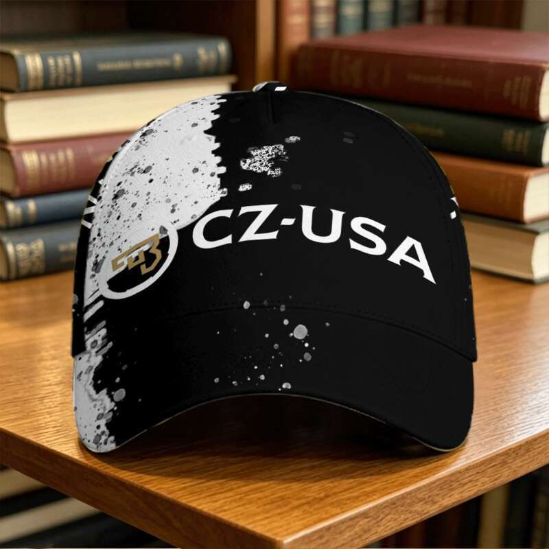 CZ-USA Splash Art Cap - ฐานสีดําพร้อมเอฟเฟกต์สาดสีสีขาว & โลโก้ CZ สีทอง ตัวอักษร "CZ-USA" หมวกเบสบอ
