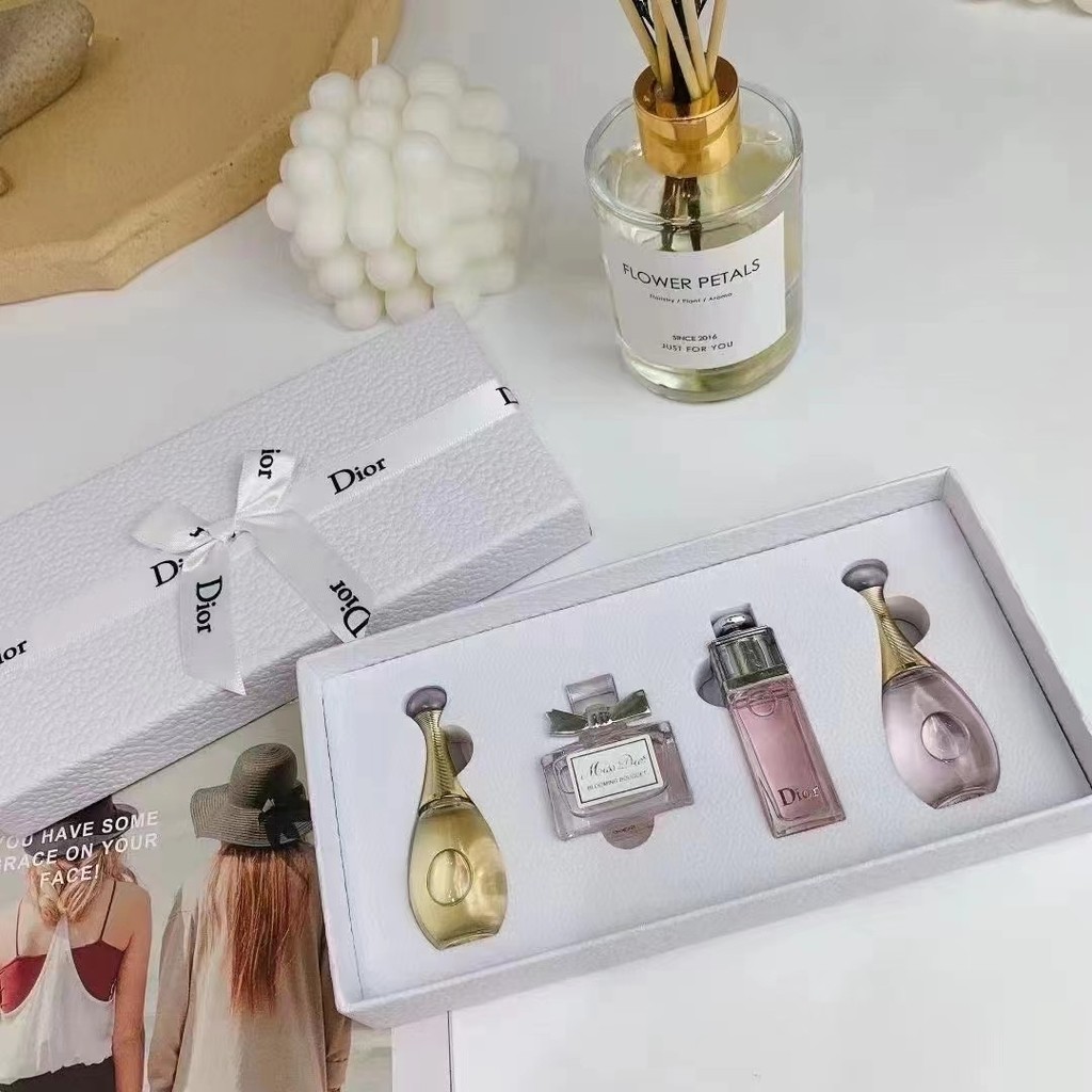 แฟชั่นพิเศษ/50 (KX) Dior Perfume Sample ชุด 4 ชิ้น กล่องสีขาว น้ําหอม Dior Sample กล่องของขวัญสีขาว✔
