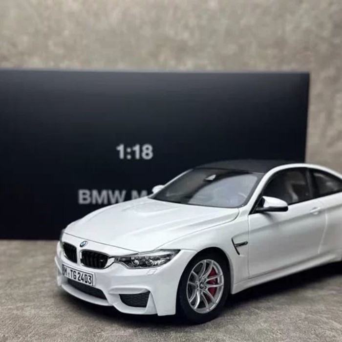 Paragon Original Factory 1: 18 BMW M4 F82 จําลองรถคอลเลกชันรุ่นรถของขวัญเครื่องประดับ