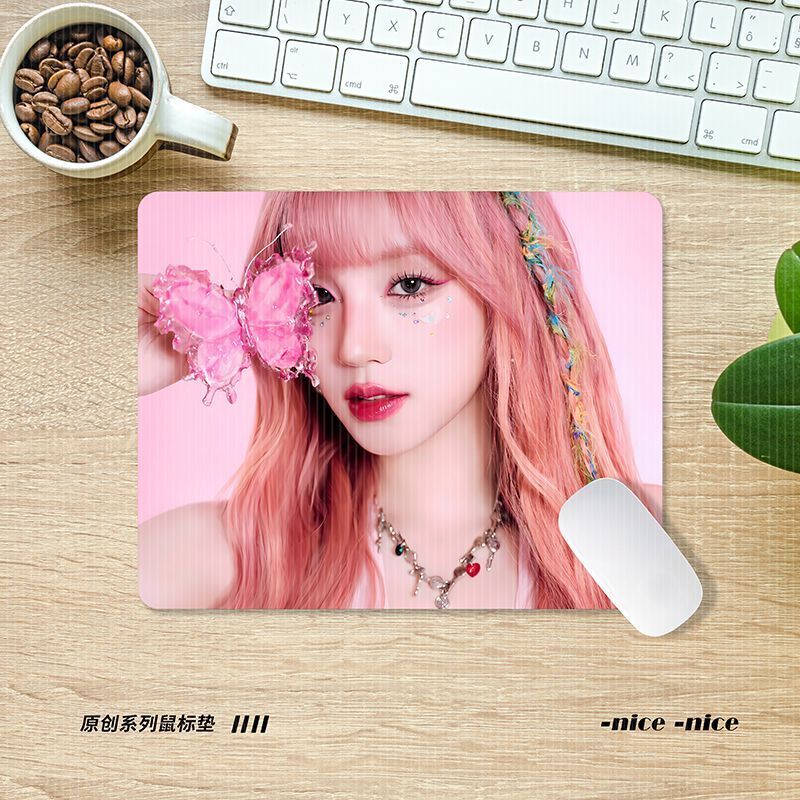 Girl Group gile Zhang Yuqi แผ่นรองเมาส์โต๊ะขนาดกลางโต๊ะคอมพิวเตอร์แผ่นหนาเกมโน๊ตบุ๊ค Creative Pad