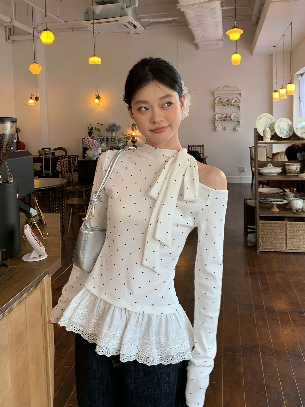 สีขาว Polka Dot Bow Laced-Up เสื้อยืดผู้หญิง Lace Slim-Fit แขนยาว