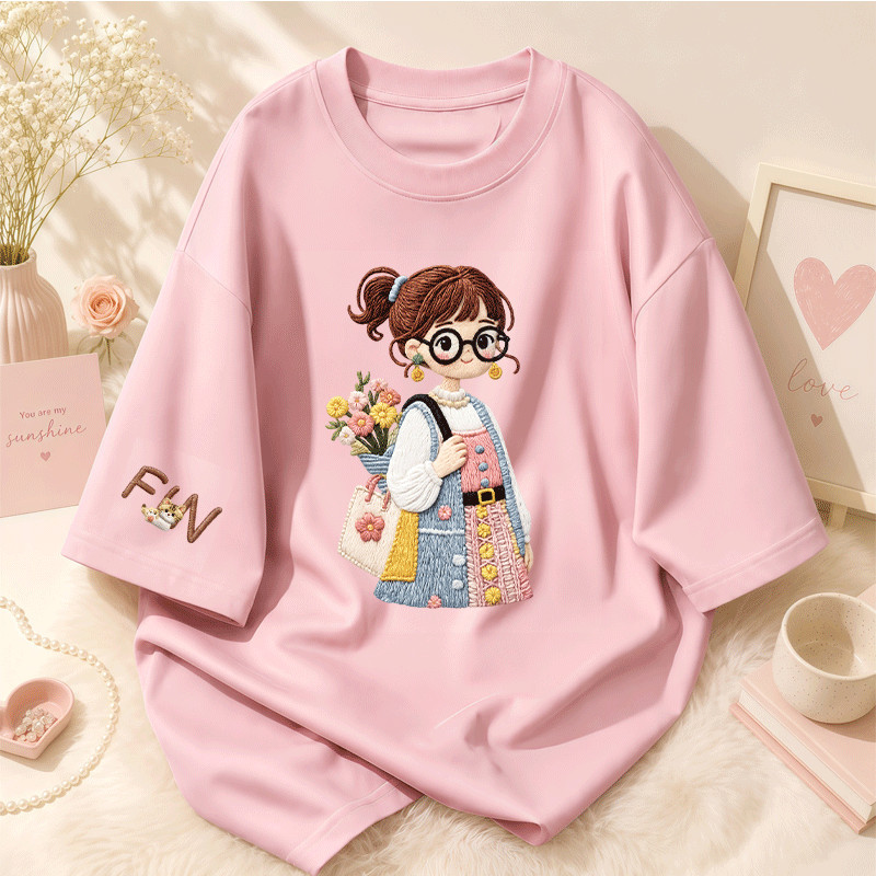 【เก็บเงินปลายD】เสื้อยืดโอเวอร์ไซส์พิมพ์ลายการ์ตูน คอกลม แขนสั้น สไตล์ผู้หญิง มีให้เลือกเจ็ดสี ดีไซน์น่ารัก เนื้อผ้านุ่มส