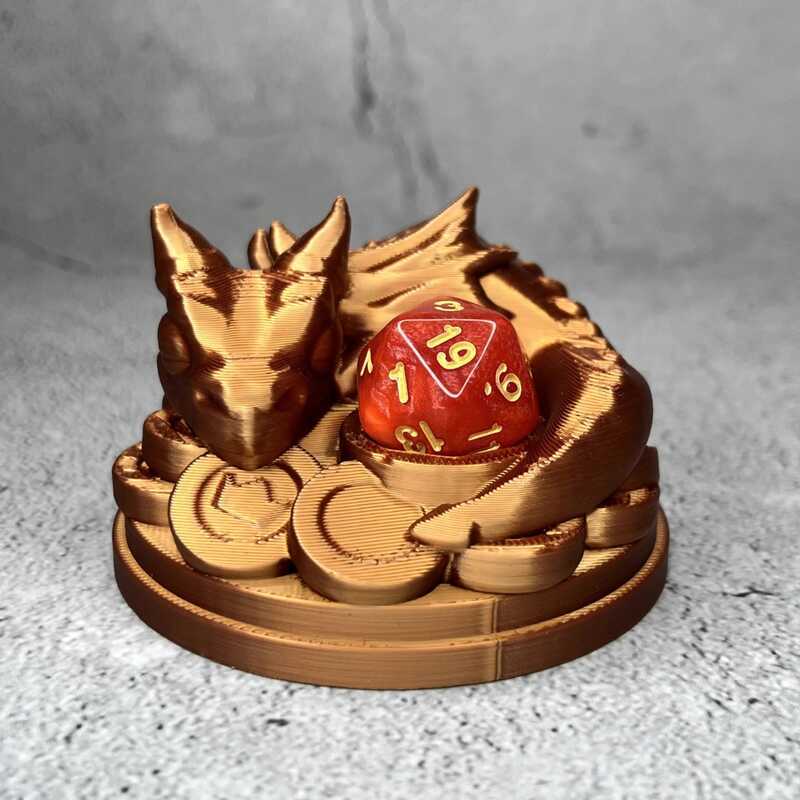Dungeons และ Dragons Polyhedron Dice D20 Display Stand การพิมพ์ 3D Young Dragon Dice Stand