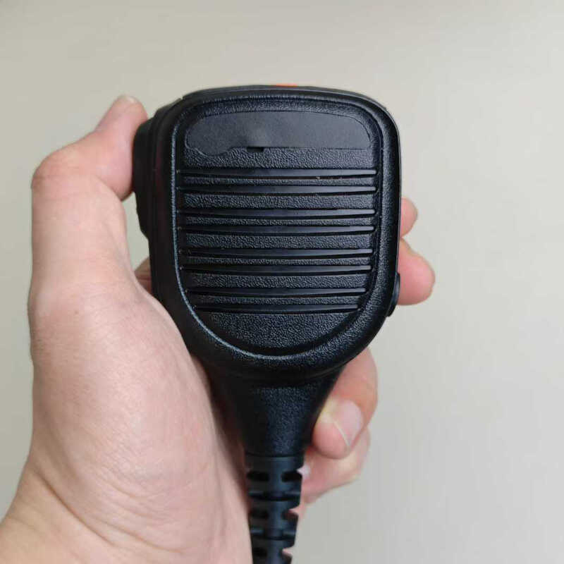 ▥ Equipped With MOTOROLA Walkie-Talkie R7 Hand Microphone, R7a Speaker, R7a Voice Shoulder Micr