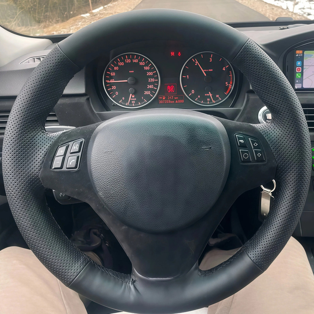 DIY หนังเทียมหนังนิ่มคาร์บอนไฟเบอร์ที่กําหนดเอง Hand-stitched พวงมาลัยรถสําหรับ BMW M Sport M3 E90 E