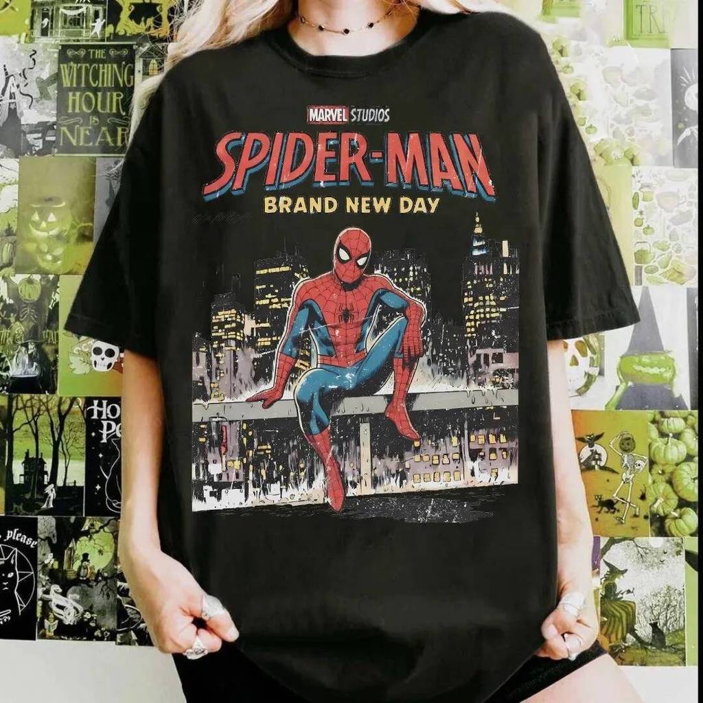 2026 ภาพยนตร์ใหม่ Spider-Man วันใหม่ Tom Holland Retro พิมพ์ T เสื้อผู้ชายผู้หญิง Y2K Harajuku