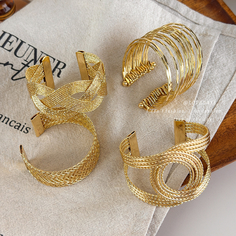 Retro Heavy Industry Metal Open Bracelet Hollow Wide-Faced Gold Bracelet