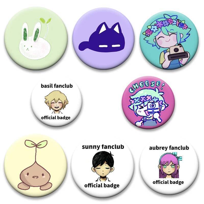 รอบการ์ตูน Pins Omori Sunny,Mewo,Aubrey,Mari,Basil อะนิเมะเข็มกลัดกระเป๋าเป้สะพายหลังตกแต่ง 58 มม.ป้