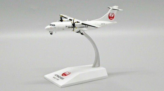 พร้อมสต็อก JC Wings Japan Airlines 1: 200 ATR42-600 JA07JC โมเดลเครื่องบินโลหะผสมออกจากรุ่นพิมพ์