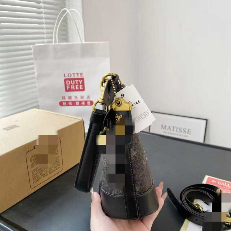 กระเป๋าผู้หญิง Retro Dakota mini Bucket Bag Classic