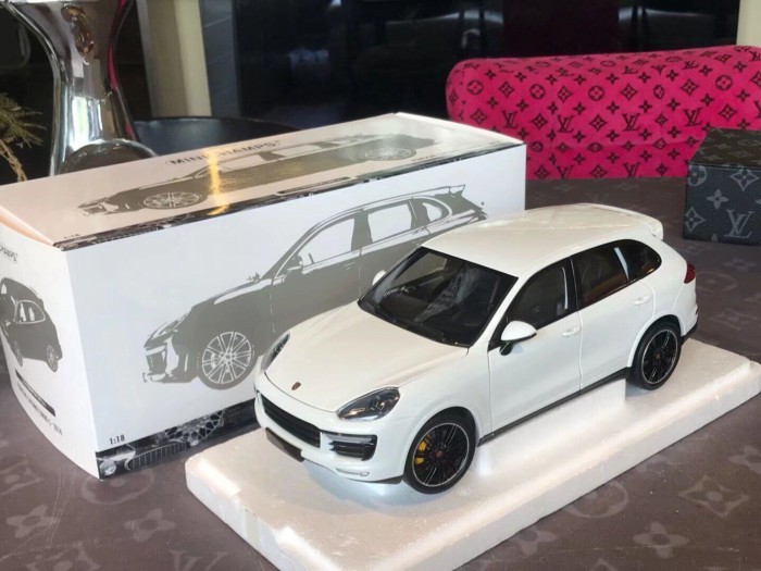 Mini Cut Porsche Cayenne 1 18 Car Model 2015 turbo s White Ready Stock
