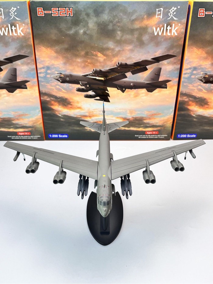 WLTK 1/200 US Army B-52H Remote Strategic Bomber Fighter เครื่องบินรุ่นโลหะผสมจําลองเครื่องประดับ