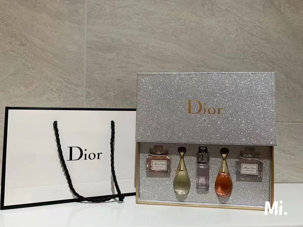 แฟชั่นขายตรงคุณภาพเคาน์เตอร์สไตล์ใหม่/65 รุ่น Q Dior Galaxy ทานาบาตะน้ําหอมห้าชิ้น สี่ประเภทที่เคารพ