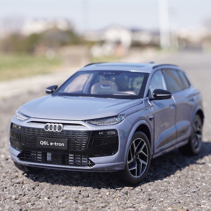 โรงงานเดิมรถแรก Audi Q6L e-tron SUV1: 18 จําลองรถรุ่นคอลเลกชันเครื่องประดับ