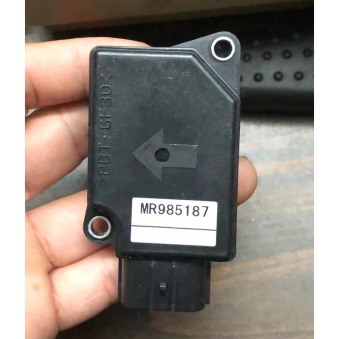 For PAJERO Mitsubishi Lancer OUTLANDER pajero sport Grandis V93V97 Air Flow Sensor Meter MR985187 1