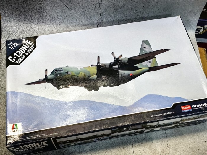 Edmy 12511Academy 72 C-130H/EquotRokaf amp USAFquot Assembly Model