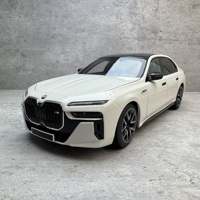 Mini Cut 1: 18 BMW BMW i7 M70 G70 2024 โมเดลรถโลหะผสมเปิดเต็มรูปแบบ