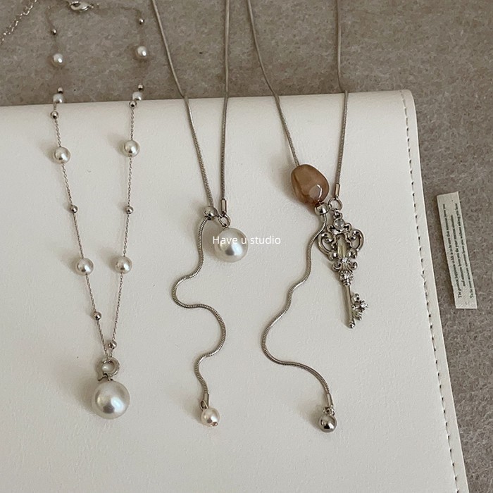 สร้อยคอมี u Studio Design Sense Coffee Golden Key Pearl สำหรับผู้หญิง ดีไซน์เรโทรหรูหรา สวมใส่ง่าย