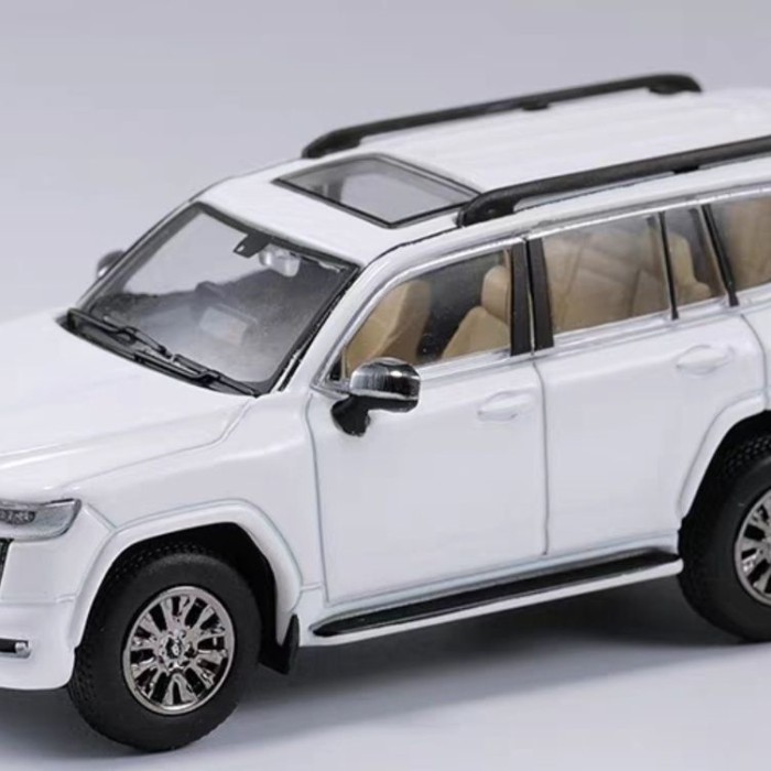 1/64 GCD Toyota Land Cruiser Land Cruiser LC300 Street รถจําลองรถรุ่นหางเสือขวาออกจากรุ่นพิมพ์